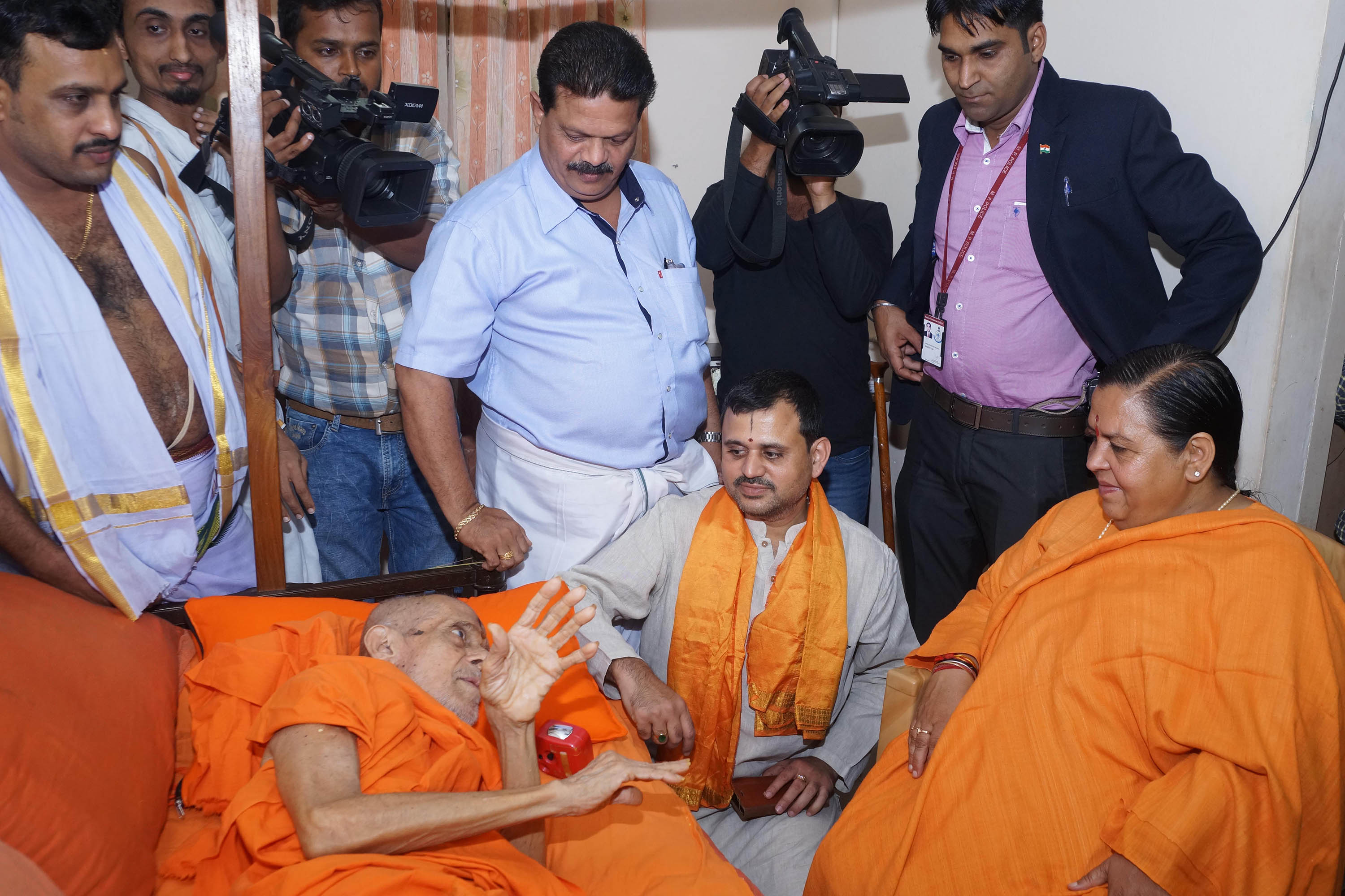 ಉಡುಪಿ: ಪೇಜಾವರ ಶ್ರೀಯನ್ನು ಭೇಟಿ ಮಾಡಿದ ಉಮಾಭಾರತಿ